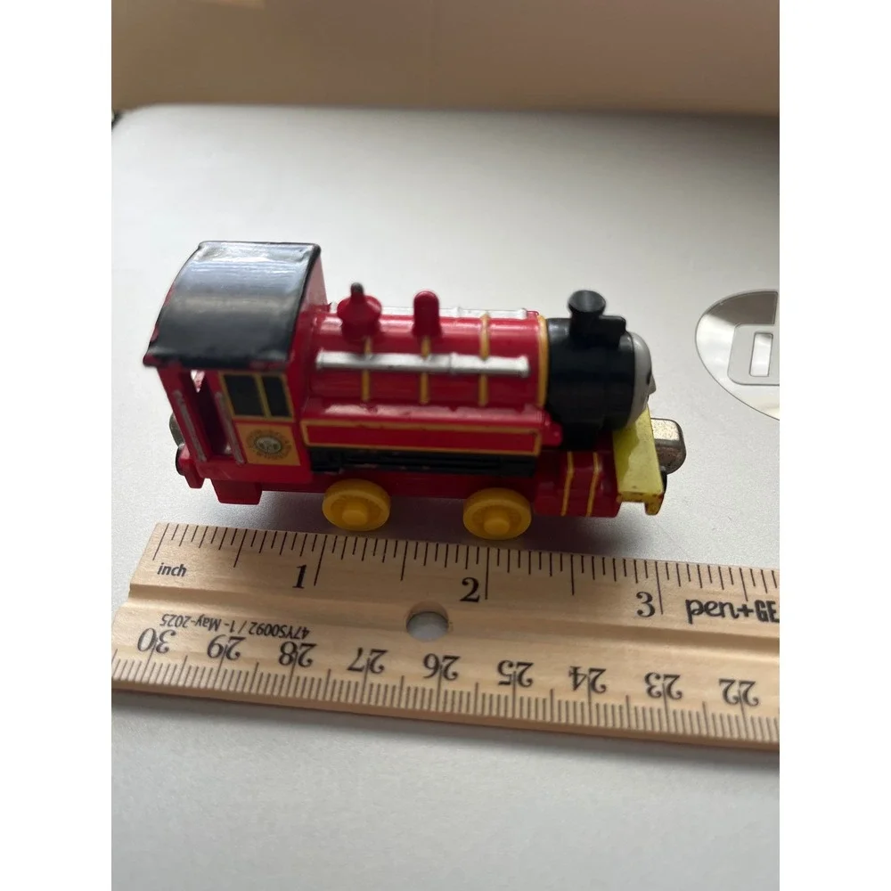 Thomas & Friends Take-n-Play Victor Die-Cast Metal Magnetic Train Engine Red